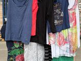 beaucoup de vêtements suspendus à un portant
