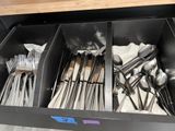 beaucoup d'argenterie dans le tiroir de la cuisine