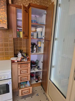 une cuisine équipée d'un réfrigérateur, d'une cuisinière et de placards