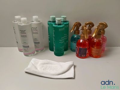 de nombreux types différents de désinfectants pour les mains sur la table