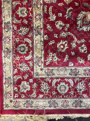 un gros plan d'un tapis rouge posé sur un parquet