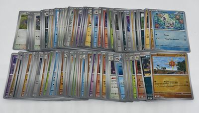 une pile de cartes pokemon posées les unes sur les autres