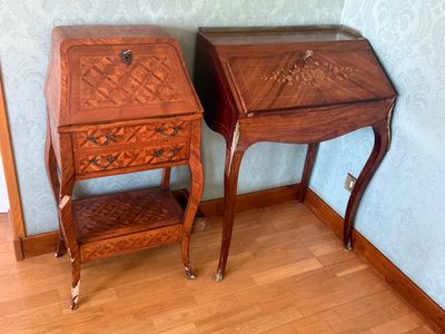 deux tables en bois avec tiroirs dans une pièce