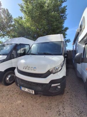 deux camionnettes blanches garées l'une à côté de l'autre dans un parking