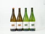 trois bouteilles de vin posées les unes à côté des autres sur une surface blanche