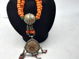 une photo d'un collier et de boucles d'oreilles présentés sur un mannequin