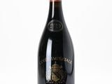 une bouteille de vin posée sur une table