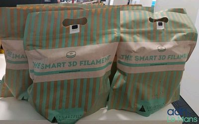 trois sacs de provisions posés sur une table