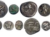 une image représentant une collection de pièces de monnaie romaines antiques sur fond blanc