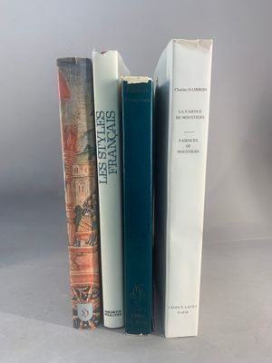trois livres posés l'un à côté de l'autre sur une table