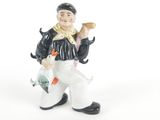 une figurine représentant un homme tenant un poisson et un oiseau