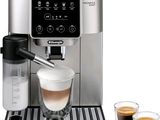 une machine à café Delongma avec deux tasses de café à côté