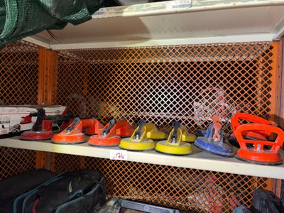 de nombreuses paires de chaussures sur une étagère dans un placard