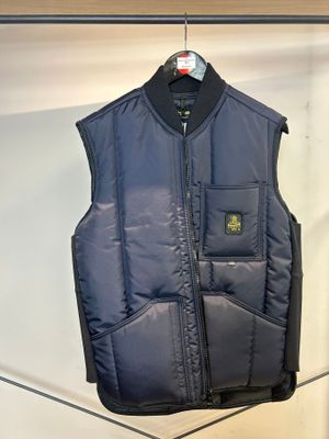 le gilet est suspendu à un cintre accroché au mur