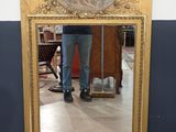 un homme debout devant un miroir dans une pièce