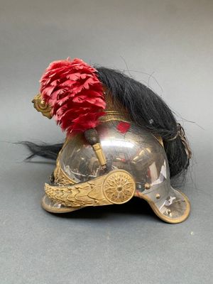 un casque orné d'une fleur rouge sur le dessus