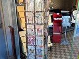 une photo d'un magasin où il y a beaucoup de magazines par terre
