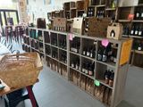 de nombreuses bouteilles de vin sur les étagères du magasin