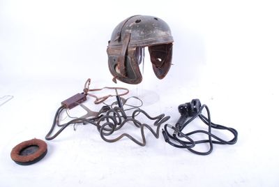 Un casque de tankiste US avec écouteur ,ensemble très usé