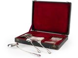 un coffret contenant de l'argenterie sur une surface blanche