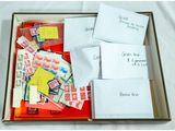 une boîte contenant de nombreux post-it