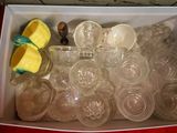 une boîte remplie de gobelets en plastique vides et de quartiers de citron