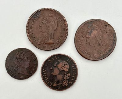 quatre types de pièces différents sont présentés sur une surface blanche