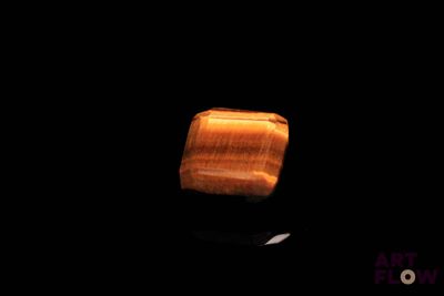 l'image d'un objet en bois dans l'obscurité