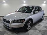 une photo d'un break Volvo argenté garé dans un garage