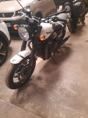 deux motos garées l'une à côté de l'autre sur un parking