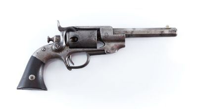 un vieux revolver sur fond blanc, avec une crosse noire