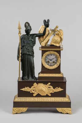 une statue représentant une femme tenant une harpe et une horloge