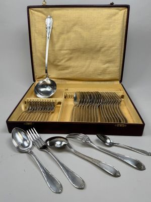 un coffret contenant des couverts, notamment des cuillères et des fourchettes