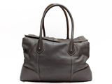un sac à main en cuir marron sur fond blanc