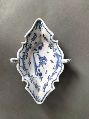 un petit bol bleu et blanc orné d'un oiseau