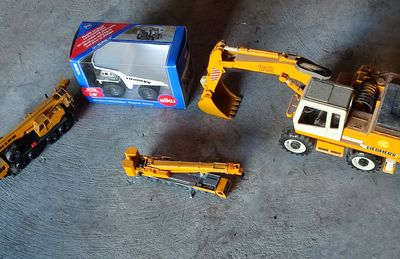 un camion miniature et un autre camion miniature par terre