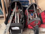 un tas d'outils posé sur une palette à côté d'une boîte
