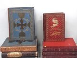 trois livres empilés sur une table
