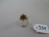 une bague en or sertie d'une pierre rouge