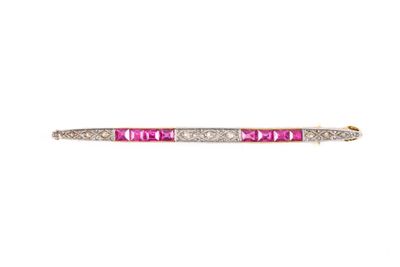 une broche-barre ancienne en rubis et diamants