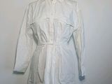 une photo d'une robe-chemise blanche sur un mannequin