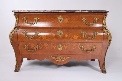 une commode avec un plateau en marbre sur fond blanc