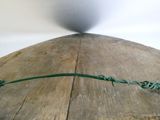 du fil barbelé enroulé autour d'un morceau de bois posé sur une table en bois