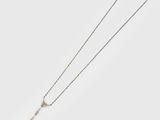 un pendentif en émeraude et diamants monté sur une chaîne