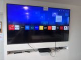 un téléviseur à écran plat fixé au mur d'un salon