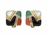 une photo d'une paire de boucles d'oreilles ornées de pierres multicolores