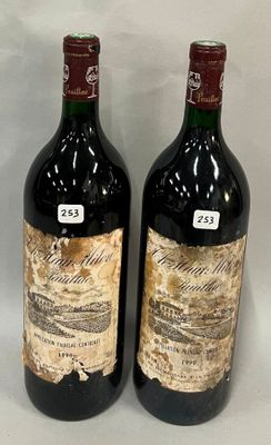deux bouteilles de vin posées l'une à côté de l'autre sur une table