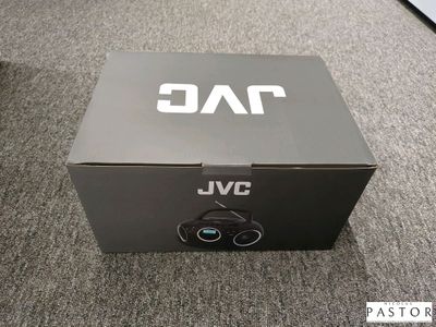 une image représentant une boîte sur laquelle est posée une télécommande