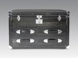 une commode noire à quatre tiroirs, dotée d'une poignée argentée