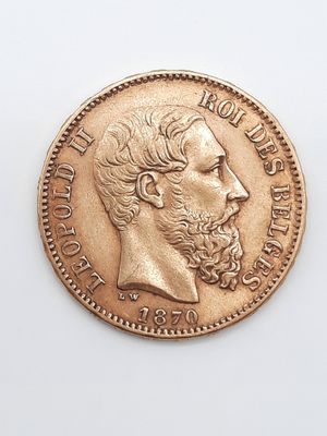Gros plan sur une pièce de monnaie portant le visage d'un homme